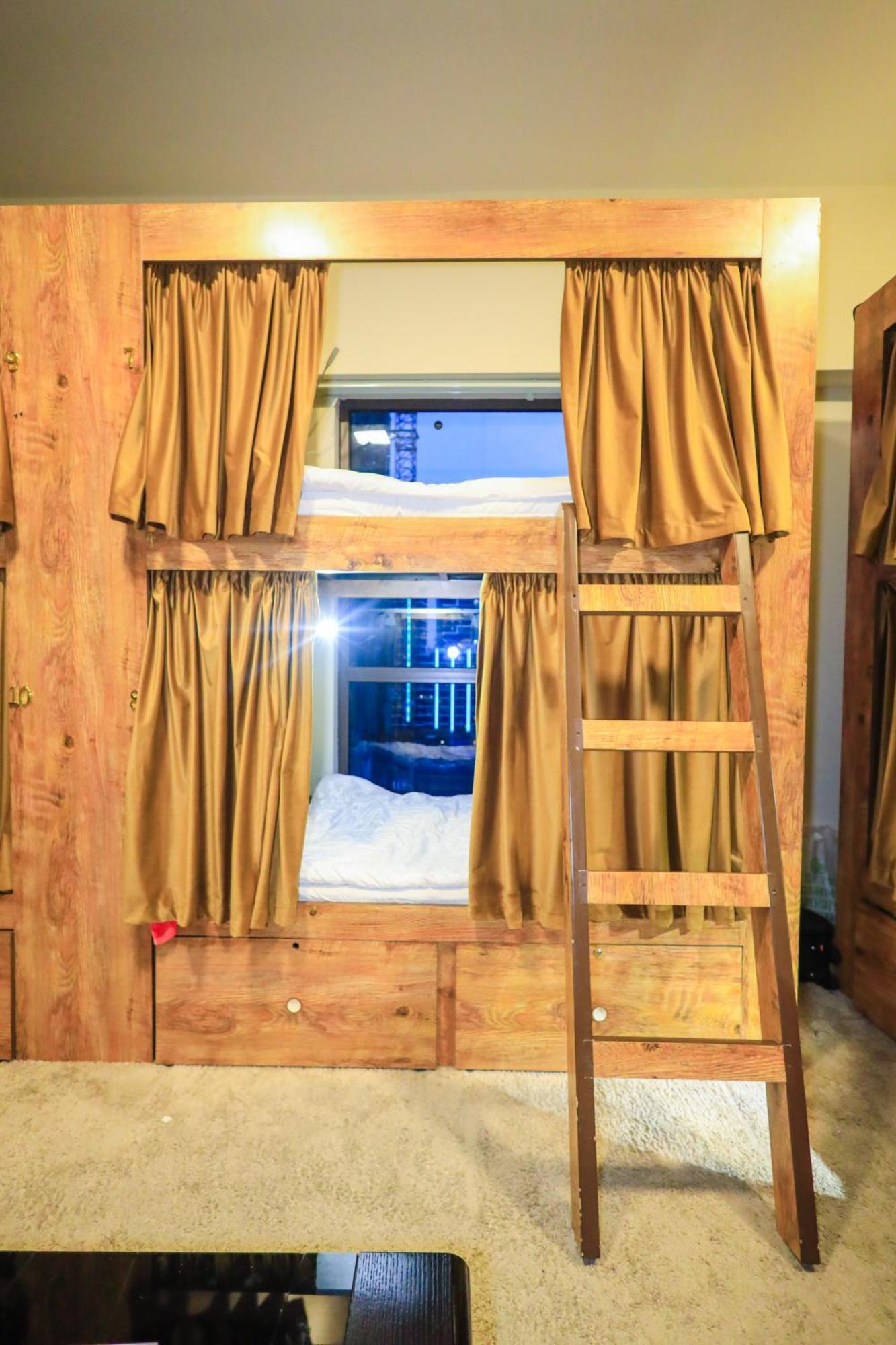 Lunar Hostel Plus Dubai Exterior foto